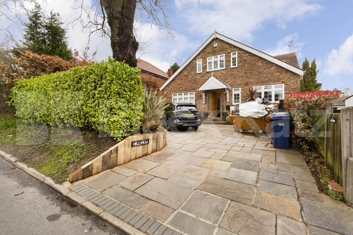 Super 5 bed 2 bath family home with a stunning cinema room and garden Barnet Gate Lane, Arkley Barnet
